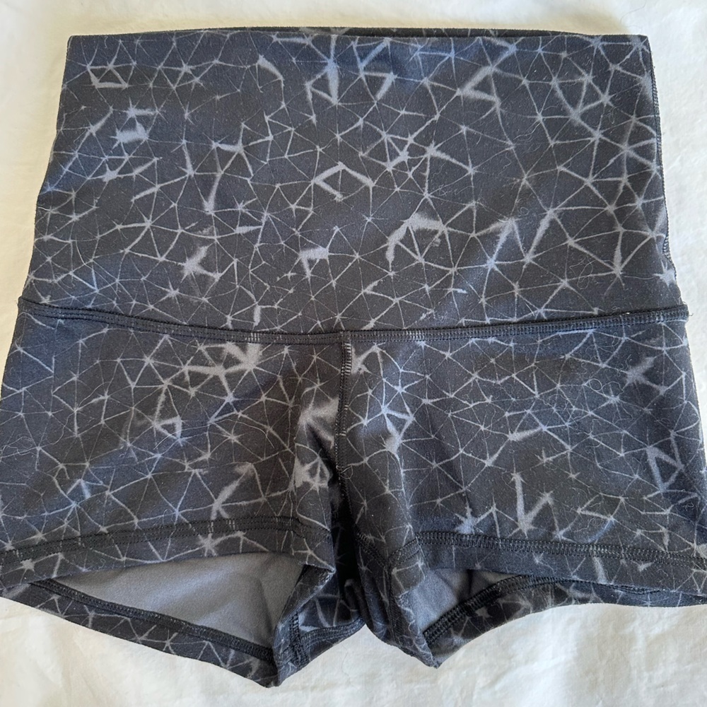 Lululemon High Rise Biker Shorts Black Gray Geometric Print | 4
